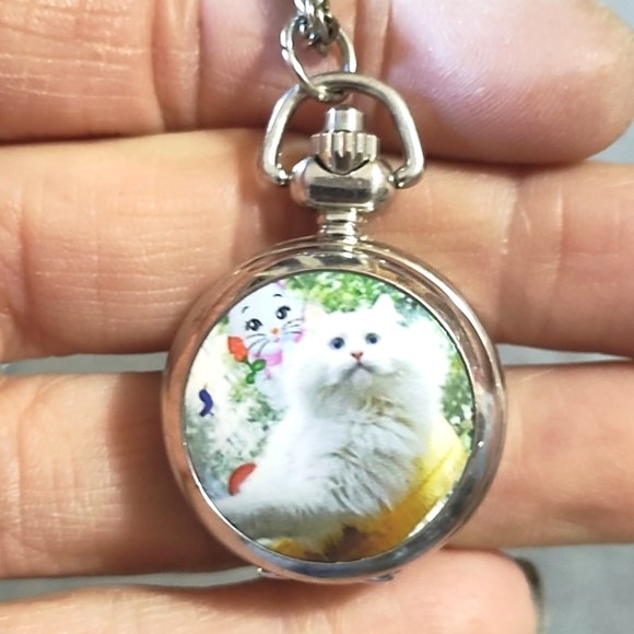 VINTAGE CATS SCENARIO SILVER-TONE POCKET QUARTZ WATCH WITH 24" CHAIN NECKLACE - Picture 7 of 10